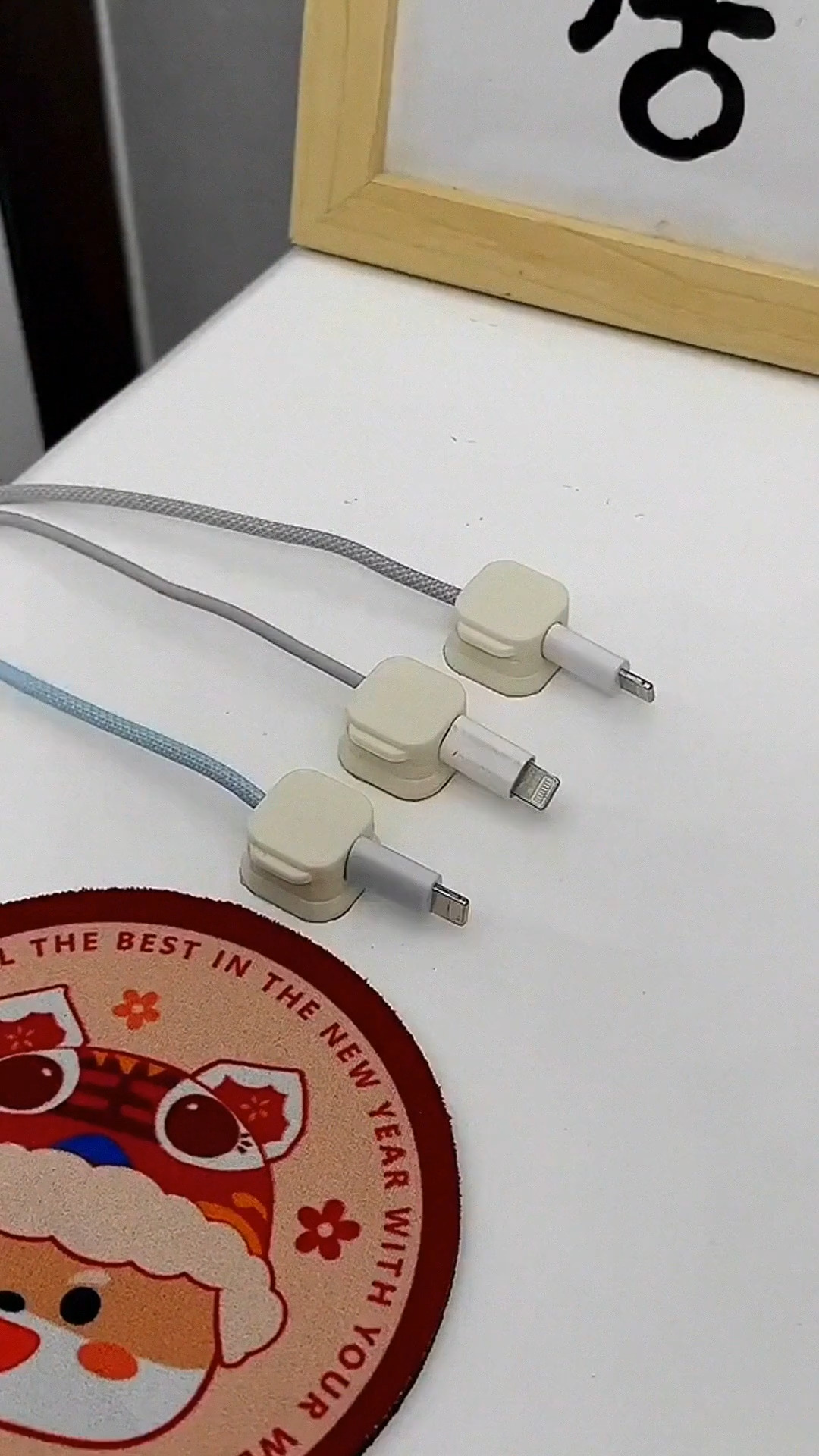 Organizador de cables magnético bajo escritorio